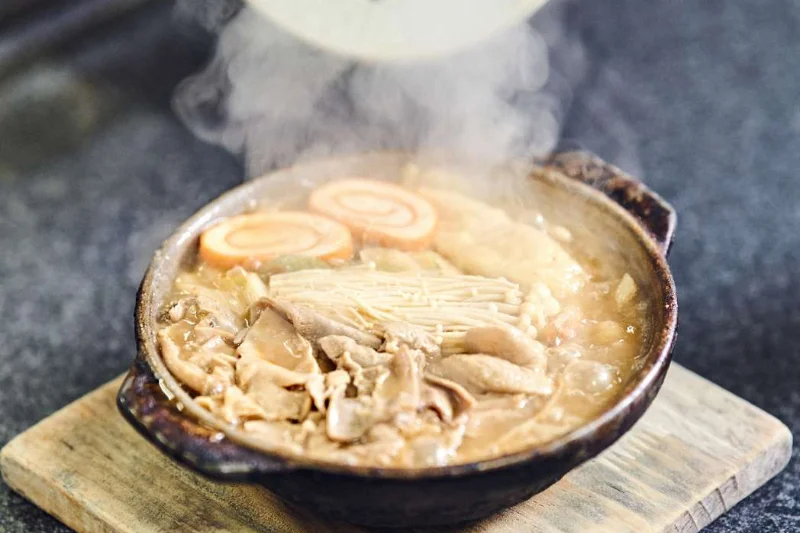 富山名物もつ煮込みうどんを味わう