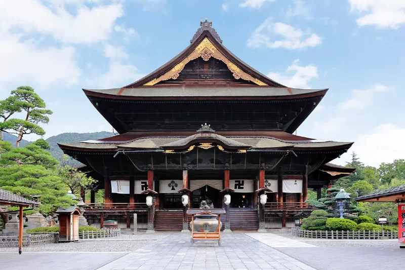 歴史と静けさに包まれた善光寺